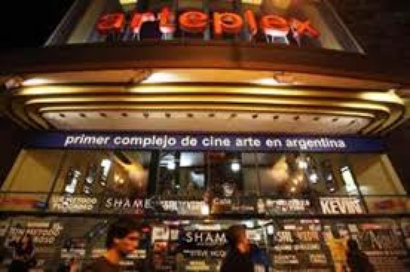 Abrazo simbólico contra el cierre del Arteplex Belgrano