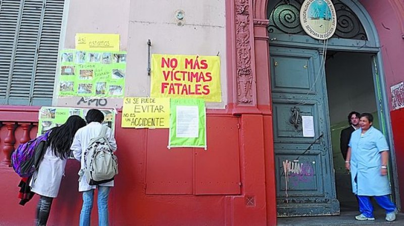 Abrazo simbólico por la muerte de un obrero en la escuela 17