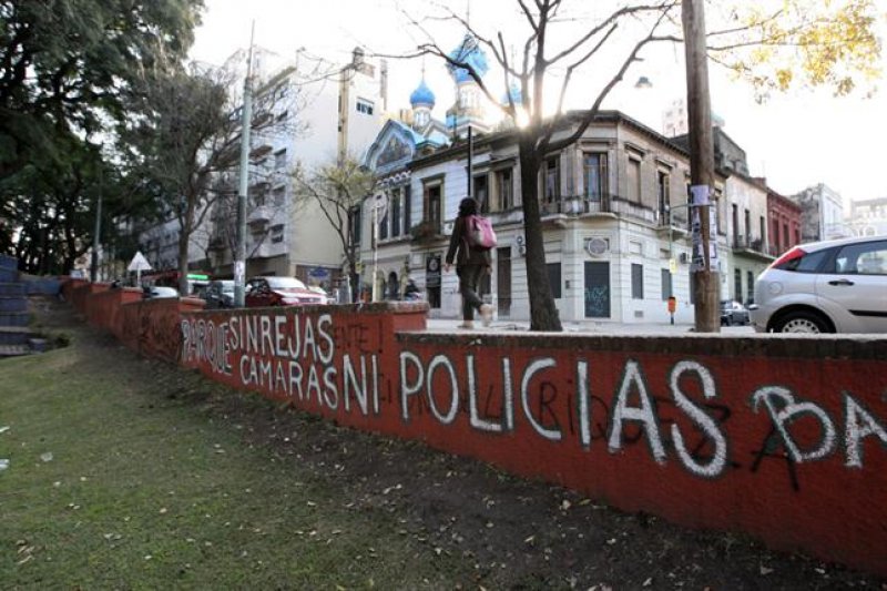 Parque Lezama: Rejas postergadas hasta nuevo aviso