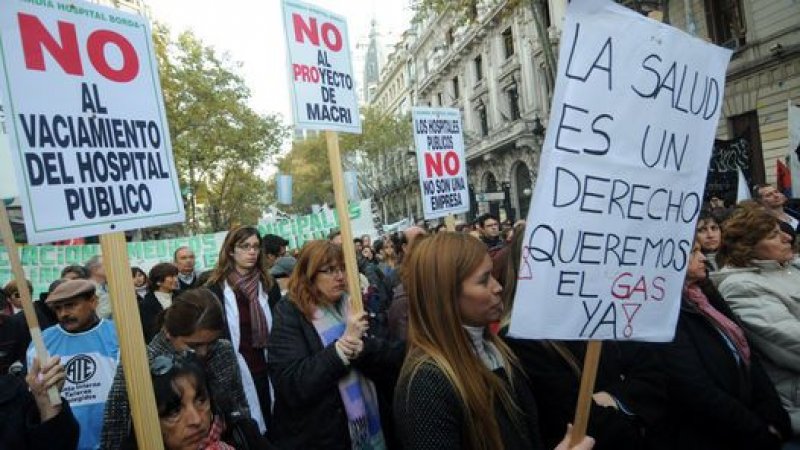 Marcha blanca por la crisis sanitaria en la ciudad