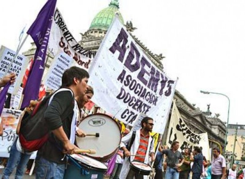 Paran los docentes secundarios de la ciudad