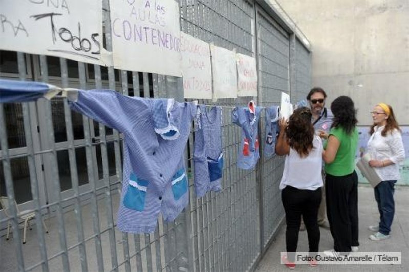 Protesta contra aulas container en La Boca