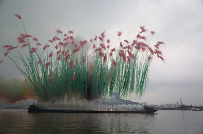 Tango en fuegos artificiales sobre el Riachuelo