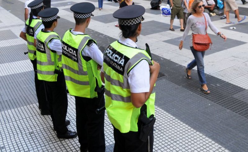 Tres agentes de la Metropolitana acusados de golpear a cuatro jóvenes y su madre