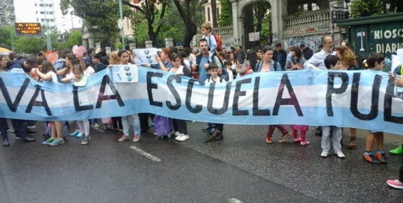 Movilización en contra de la cesión de terrenos de una escuela a la Iglesia