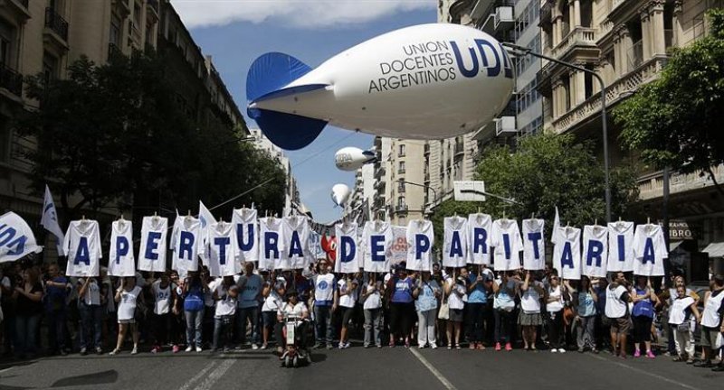 Docentes de todo el país llegan a la Plaza de Mayo