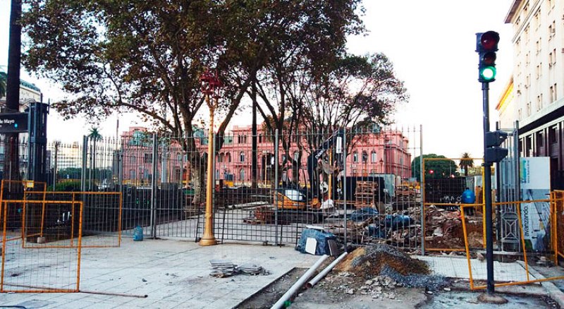 Rejas ilegales en la Plaza de Mayo 