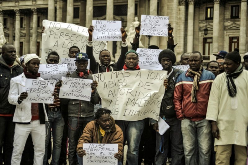 Migrantes senegaleses denuncian abusos policiales en la Legislatura