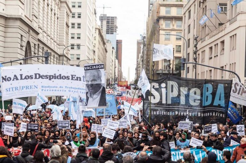 Multitudinaria marcha contra los despidos en Télam