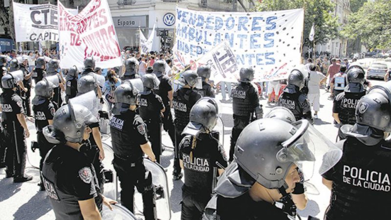 Reprimieron a manteros en Parque Patricios