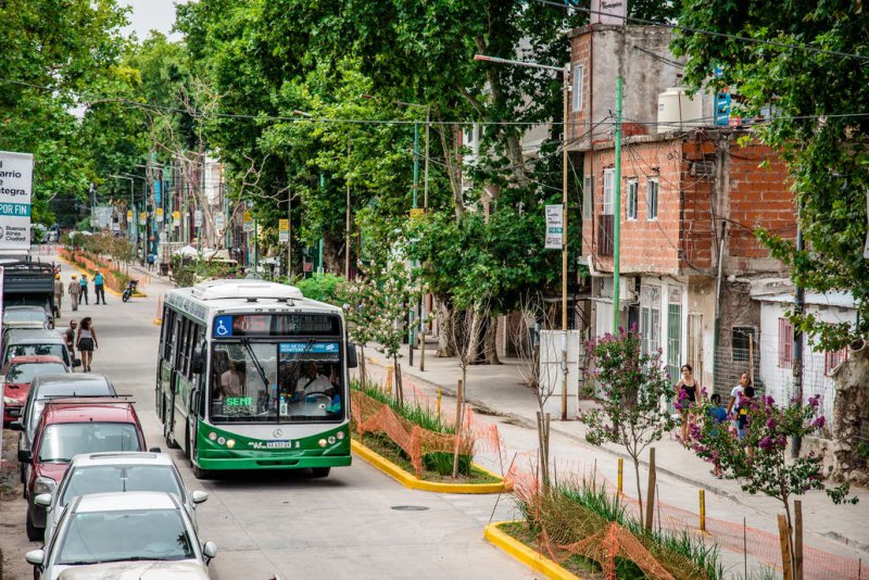 Dos líneas de colectivo circulan por la villa 31