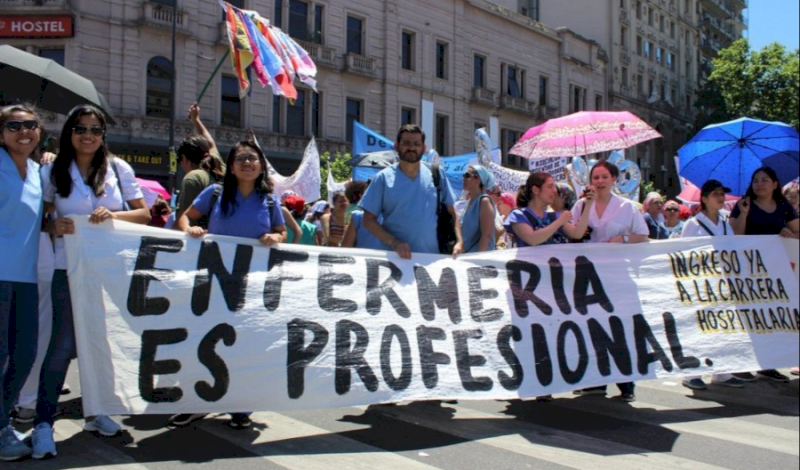 La enfermería porteña marcha por el reconocimiento profesional