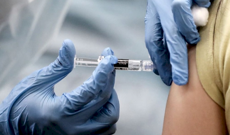 Comenzarán a vacunar a personas de 55 a 59 años con factores de riesgo