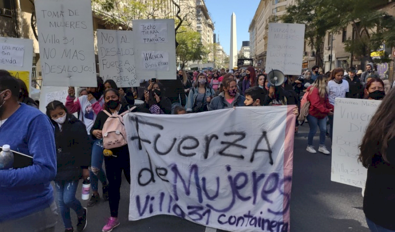 Mujeres desalojadas del Barrio 31 reclaman soluciones definitivas