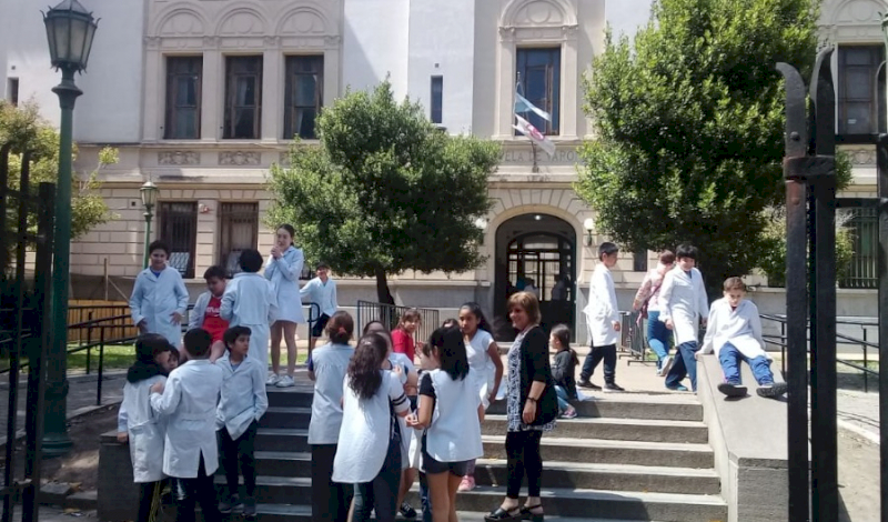 Un padre resultó herido por la caída de mampostería en el Bernasconi