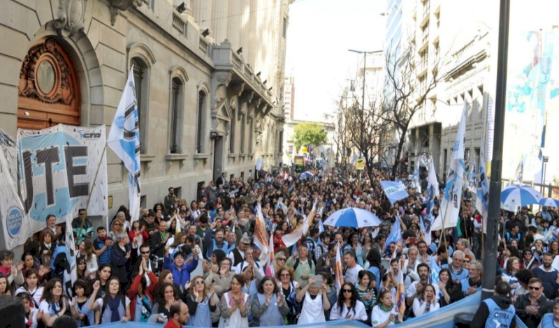 Paro docente contra la modificación del estatuto