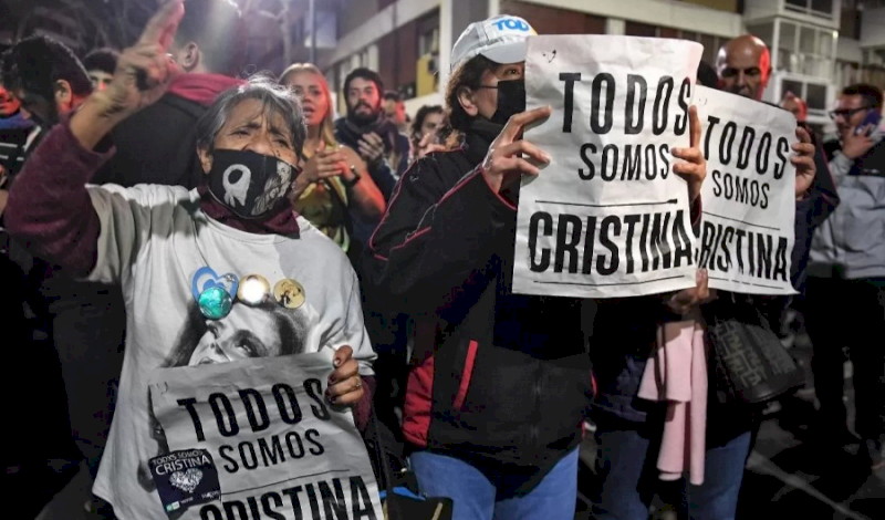Multitudinaria marcha a Plaza de mayo tras el atentado a Cristina