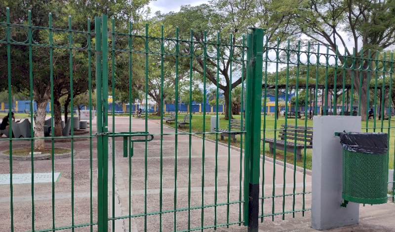 Las plazas, la noche, las rejas y el calor