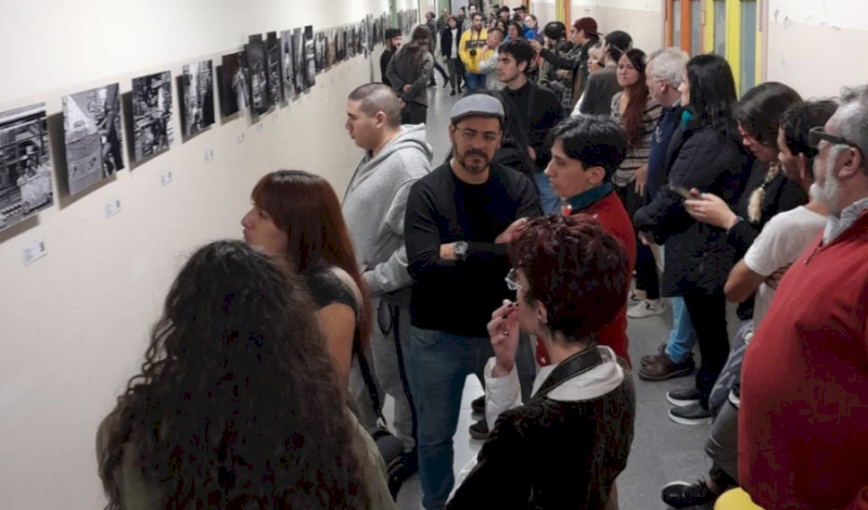 Se inauguró la obra fotográfica Callejerxs en la Escuela Quinquela