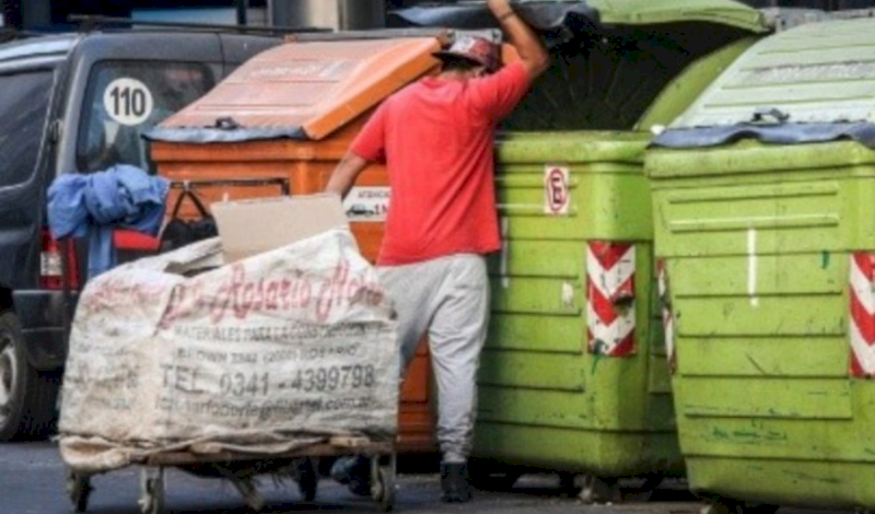 La ciudad quiere multar a las personas que retiren residuos de los contenedores