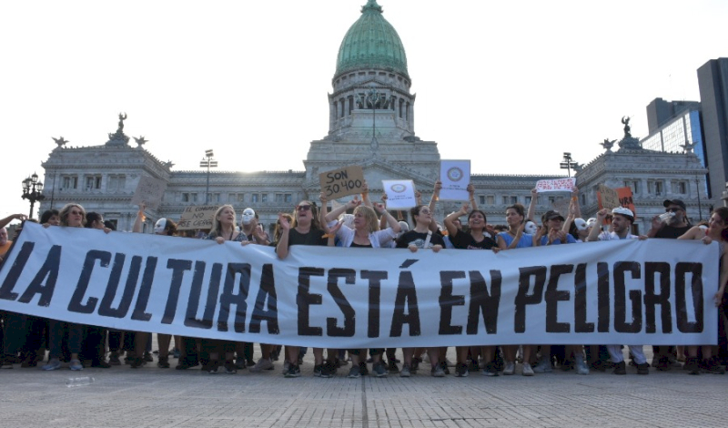 Feria del libro urgente en Plaza del Congreso