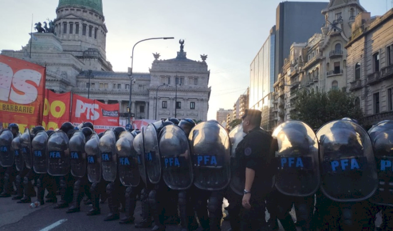 Revocan la medida que prohibía acercarse al Congreso a uno de los manifestantes detenidos durante la represión