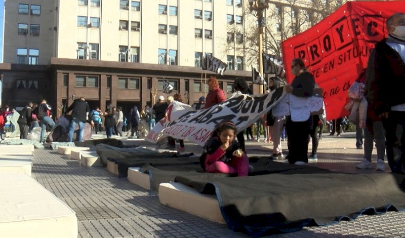 Colchonazo en Plaza de Mayo por las personas en situación de calle