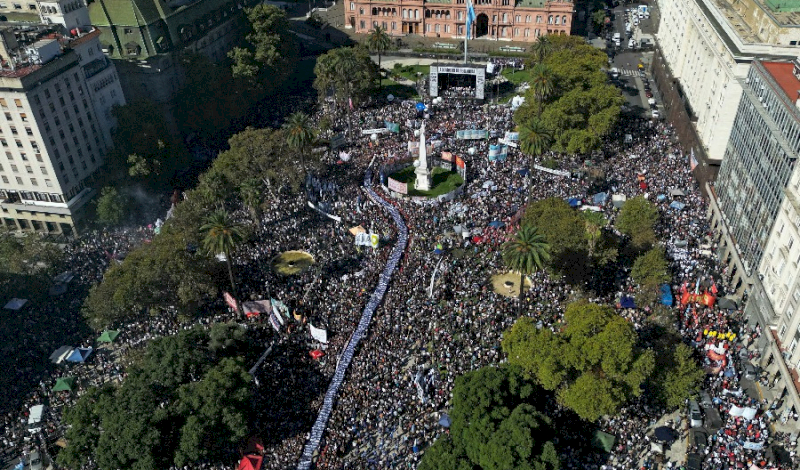 Multitudinaria marcha a 50 años del golpe